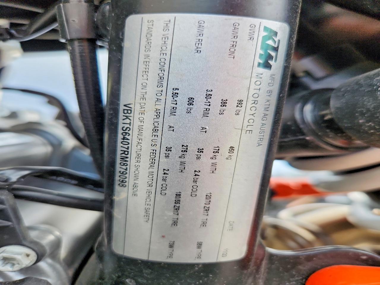  890